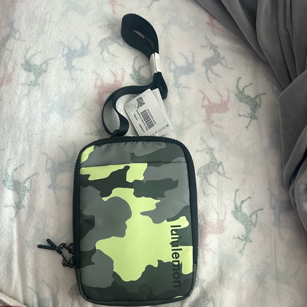 Lululemon easy access Crossbody